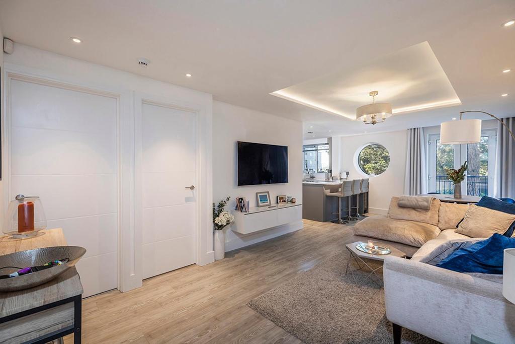 Luxury 2 Bedroom Apartment In Sandbanks - Sea View Poole Kültér fotó