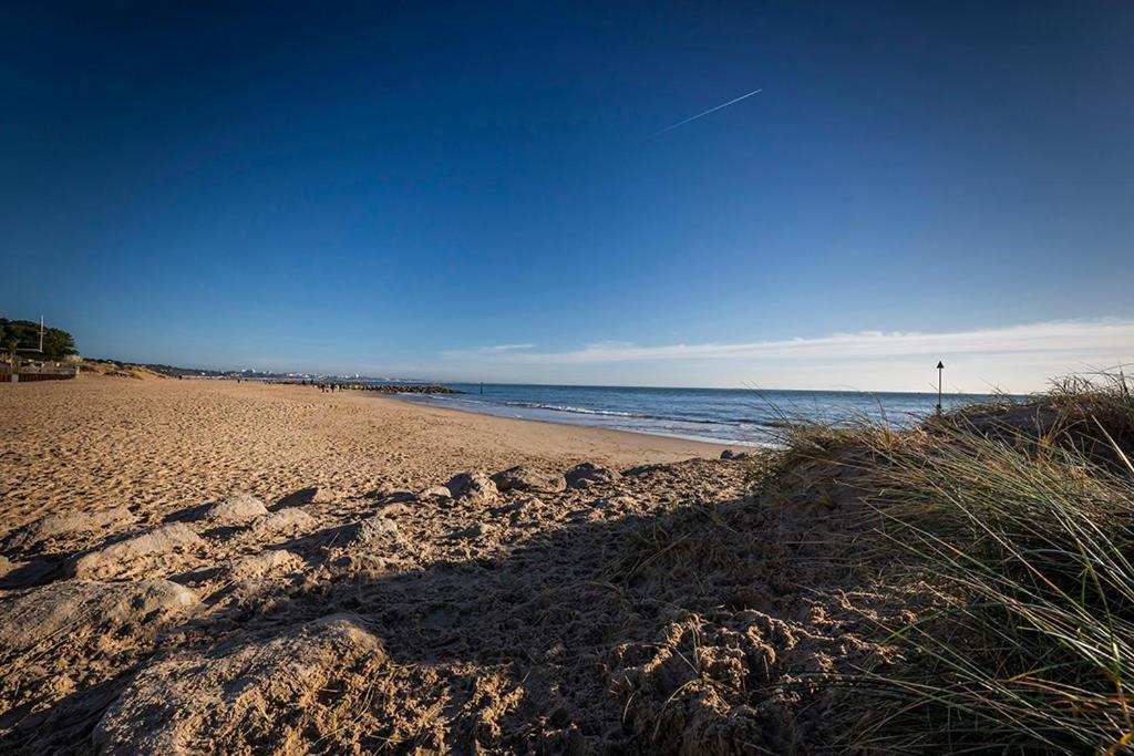 Luxury 2 Bedroom Apartment In Sandbanks - Sea View Poole Kültér fotó